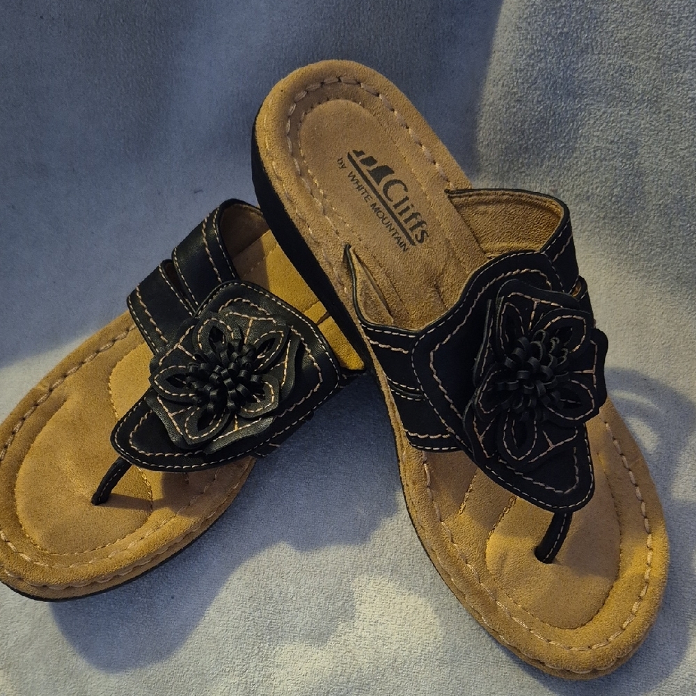 Cliffs by White Mountain Black and Tan Floral Sandals